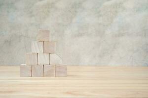 en bois jouet cubes sur en bois table ang gris Contexte photo