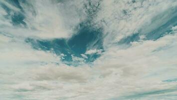 bleu ciel et des nuages comme ancien Contexte avec doux concentrer photo