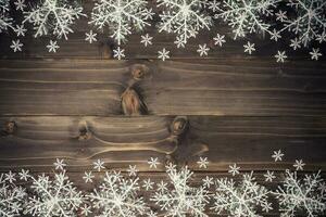 en bois marron Noël Contexte et blanc flocons de neige avec espace. photo