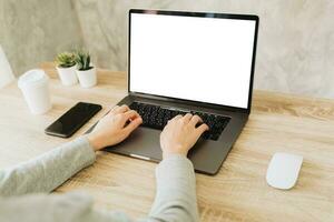 femme en utilisant portable et travail sur en bois table photo