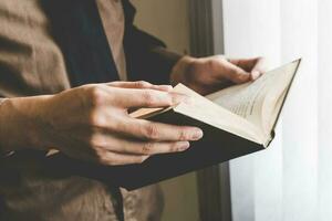 homme d'affaire en portant livre à la fenêtre. Créatif affaires Commencez idée. photo