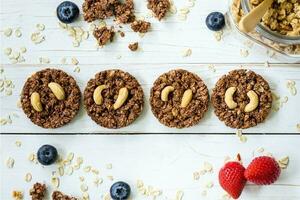 fait maison granola Chocolat bar et Frais baies sur bois table avec espace. photo