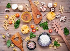 vue de dessus de la cuisine italienne sur bois clair photo