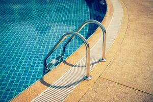 piscine avec escalier au centre sportif photo