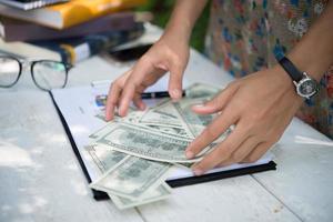 dollars entre les mains des femmes photo