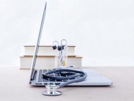 bureau du médecin avec ordinateur et livres médicaux photo