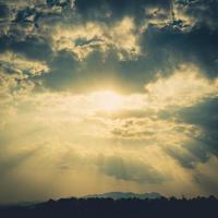 des nuages ciel et rayons de soleil avec avec ancien effet. photo