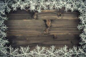 en bois marron Noël Contexte et blanc flocons de neige avec espace. photo