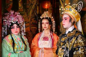 portrait de Masculin et femelle opéra interprètes à le entrée à une sacré tombeau ou temple, prier pour bénédictions sur le occasion de le annuel chinois Nouveau an. photo