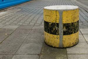 bollard sur une route comme une barrière photo