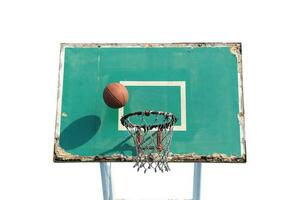basketball avec ombre sur vieux vert panneau isolé sur blanc Contexte. photo