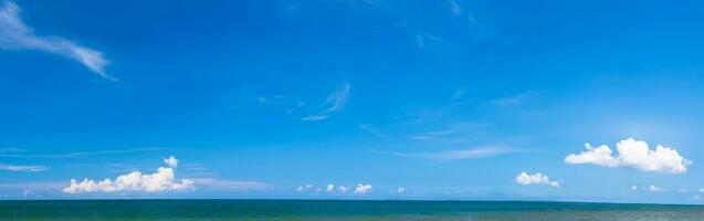 paysage marin panoramique avec ciel bleu et nuages photo