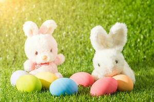 jouet de lapin de pâques et oeuf de pâques photo