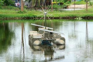 eaux usées traitement bateau solaire énergie, nettoyer énergie, écologiquement amical dans la nature est une renouvelable énergie établi par homme. photo