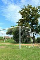 Football portes et football des champs dans le campagne avec magnifique bleu ciels sur une ensoleillé et chaud après midi et vider. photo