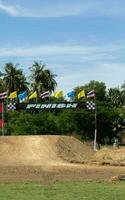 le début et le fin de le triompher le piste-motocross est une dangereux cascade sur une petit piste. de Thaïlande est une sport cette défis le aptitude à contrôle le auto. photo