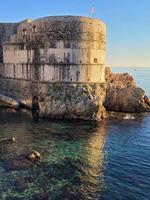 vieux ville, Dubrovnik Croatie Château tourelle séance dans clair aqua sarcelle des eaux de le adriatique mer photo