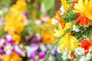 fermer magnifique Jaune fleurs avec décoration les plantes et coloré fleurs sur floue Contexte. photo