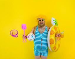 graisse étonné homme avec perruque dans tête est prêt à nager avec une Donut bouée de sauvetage photo