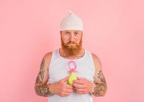 illusion homme avec barbe et tatouages actes comme une petit nouveau née photo