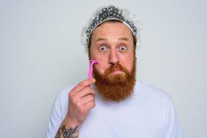 homme régler le barbe avec une le rasoir lame photo