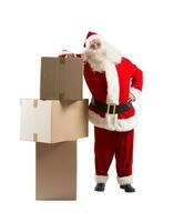 pensif Père Noël claus pense à propos le livraison de Noël des boites photo