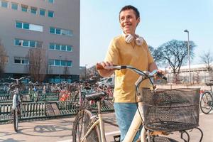 femme prend une loué vélo dans une vélo parking photo