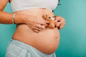 Enceinte femme attendant une enfant caresses sa ventre photo