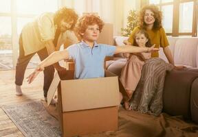 famille sont content pour le Nouveau maison. concept de réel biens photo