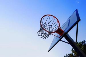 panier dans un Extérieur en jouant champ avec clair ciel photo