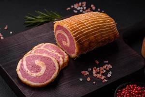 délicieux rouleau avec Viande, fromage, champignons, épices et herbes photo