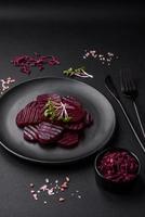 délicieux en bonne santé bouilli couleur rubis betteraves tranché sur une noir assiette photo