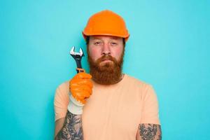 ouvrier avec Jaune chapeau est confus à propos le sien travail photo