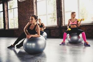 les filles travail en dehors à une Gym avec le gymball photo