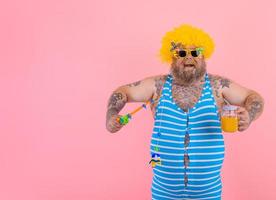 graisse content homme avec barbe et des lunettes de soleil avoir amusement avec le pêche pôle photo