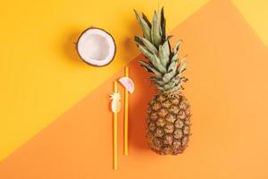 composition de noix de coco et ananas fruit sur Jaune Contexte photo