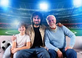 grand-père, père e petit enfant cette regarder une vivre diffusion football rencontre photo