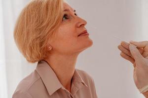 médecin est vérification le covid-19 virus avec une testeur photo