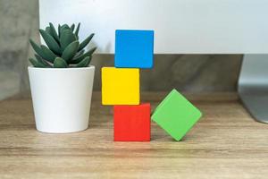 quatre en bois jouet cubes blocs sur en bois table Contexte avec copie espace photo