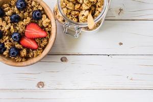 fait maison granola et Frais baies sur bois table avec espace. photo