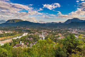 point de vue et beau paysage à luang prabang, laos. photo