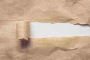 marron papier déchiré à révéler blanc panneau pour texte avec copie espace photo