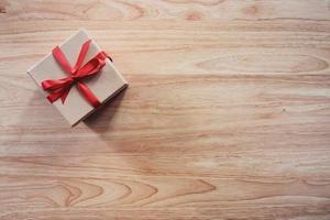 marron cadeau boîte sur en bois table Contexte avec copie espace photo