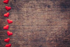 rouge cœur sur bois Contexte avec espace pour Valentin journée. photo