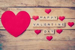 rouge cœur avec en bois texte content Valentin journée sur bois table Contexte. photo