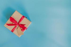 Haut vue marron cadeau boîte pour Nouveau année sur bleu pastel Couleur Contexte avec espace. photo