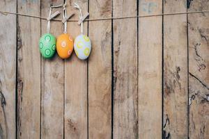 Pâques Oeuf pendaison corde à linge sur bois arrière-plan avec espace. photo