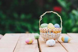 coloré Pâques des œufs dans panier sur en bois table gagner copie espace. photo