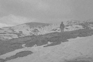 promeneur en voyageant à travers neigeux Montagne pistes gravure main tiré esquisser photo