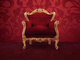 rouge et or luxe fauteuil dans un vieux pièce photo